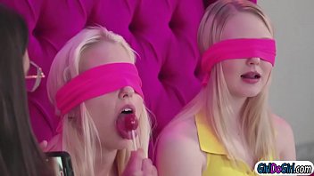 Шведская любительница ролевых сексуальных игр облизывает хуй от 1 лица